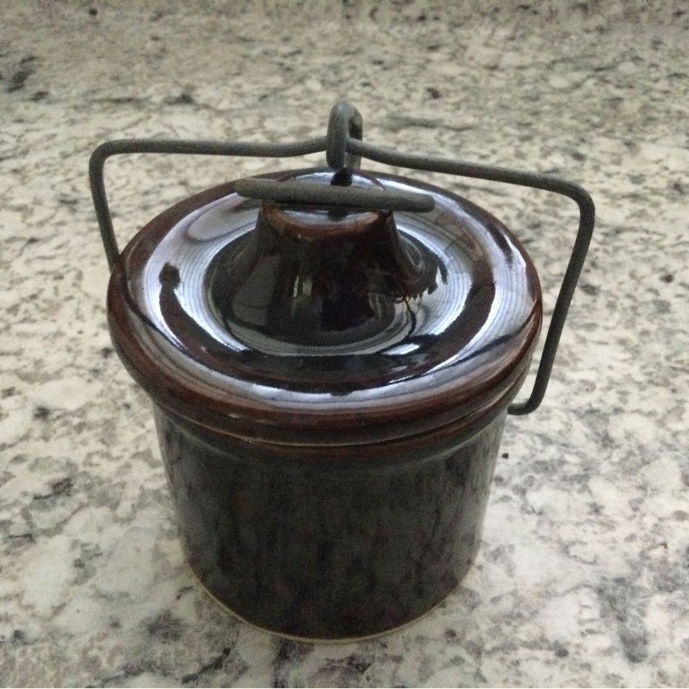 Crockery pot with sealing lid - brown